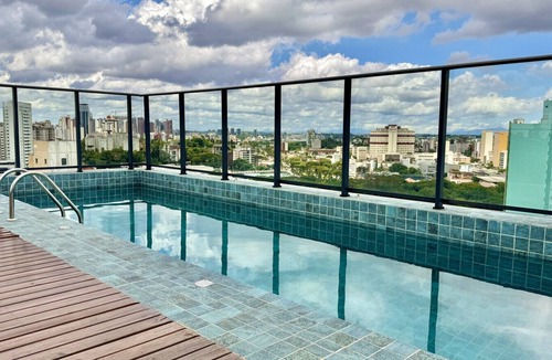 Matriz Apartment | Studio moderno no centro de Curitiba — piscina no rooftop e vista panorâmica