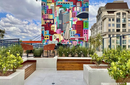Matriz Apartment | Studio moderno no centro de Curitiba — piscina no rooftop e vista panorâmica