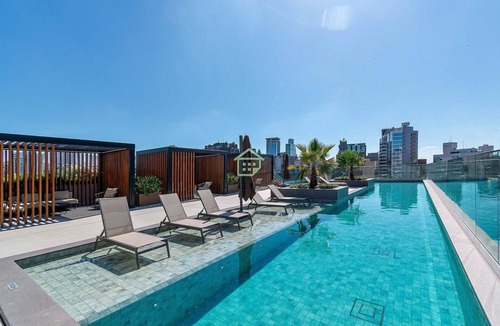 Rio Branco Apartment | Studio Moderno: Rooftop e Lazer no Moinhos
