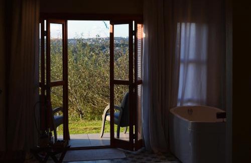 Merlot Cabin | Suítes Celeste, Cabana no Vale dos Vinhedos com Banheira e Café da Manhã Colonial Incluso