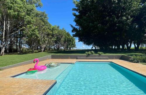 Hidrolandia House | SUITE na margem do lago