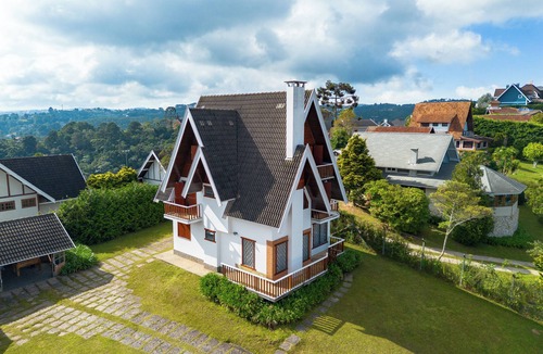 Campos do Jordao House | Sunrise in the Mountains | English Village | 5 Bedrooms | Sleeps up to 10