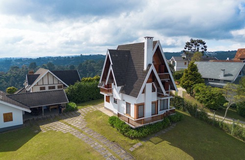 Campos do Jordao House | Sunrise in the Mountains | English Village | 5 Bedrooms | Sleeps up to 10