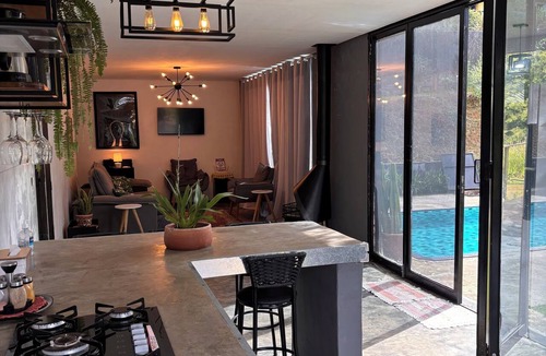 Mato do Gado Cottage | Swimming pool, fireplace, complete leisure area with barbecue in Ibiúna, 1 hour from São Paulo.