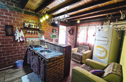 Bonito Ski Chalet | Tarumã Challes 02: Complete chalet, 2 bedrooms, balcony and barbecue, pets allowed.