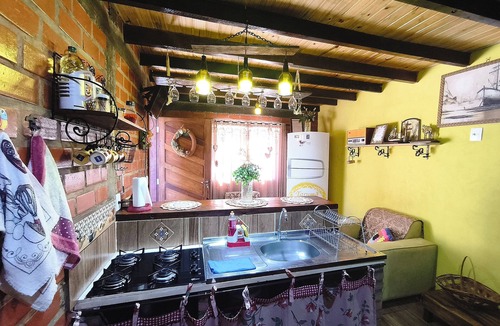 Bonito Ski Chalet | Tarumã Challes 02: Complete chalet, 2 bedrooms, balcony and barbecue, pets allowed.