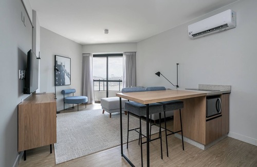 Centro Apartment | The Bridge by Viva - Prédio com piscina no terraço e academia em Floripa