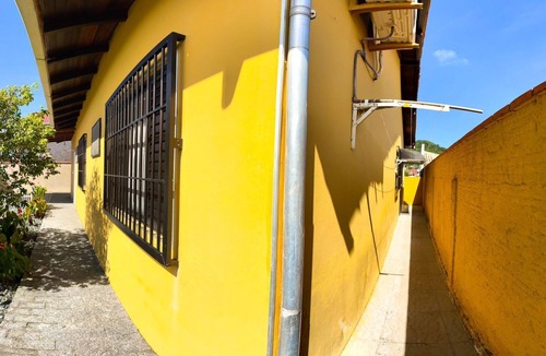Praia da Armacao do Itapocoroi House | The house offers space for 11 guests, is spacious and well-ventilated.