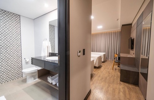 Foz do Iguacu Hotel | Three Triple Twin Rooms | Free Breakfast, Pool Bar & Bird Park 5 mi Away