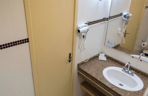 Foz do Iguacu City Centre Hotel | Three Twin Rooms | Free Breakfast | Near Bird Park