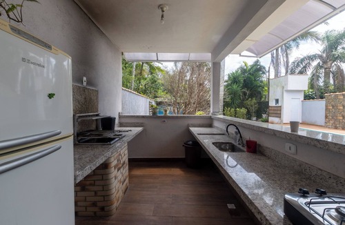 Jardim Veneza House | Tranquil Retreat with Private Suite and Wi-Fi in Peruíbe