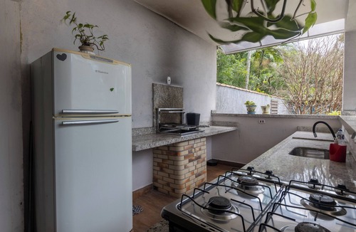 Jardim Veneza House | Tranquil Retreat with Private Suite and Wi-Fi in Peruíbe