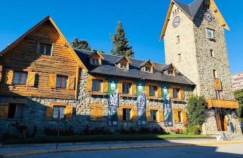 San Carlos de Bariloche Hotel | Two Garden-View Quadruple Rooms + Free Breakfast | 19Min Walk to Fenoglio Museum