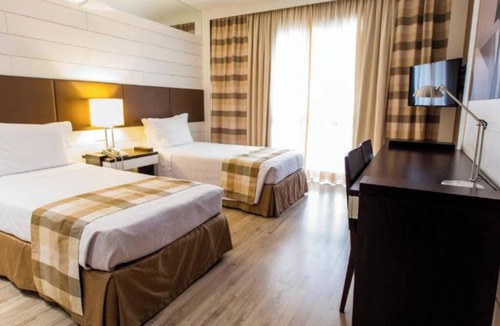 Brasilia Hotel | Unwind in a Sleek Minimalist Stay with Balcony | Free Breakfast & Parking