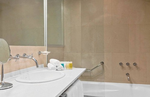 Microcentro Hotel | Upscale King Room in the Heart of Buenos Aires | Rooftop Pool + Hot Tub