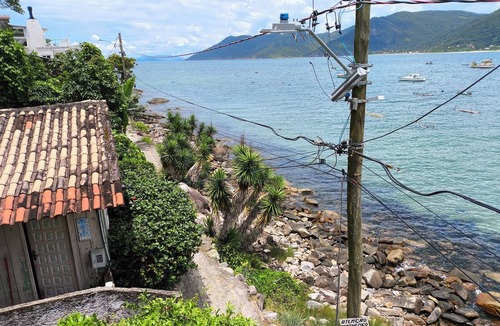 Pantano do Sul House | Viewpoint in Floripa! Beautiful house just a few meters from the sea, ideal for families!