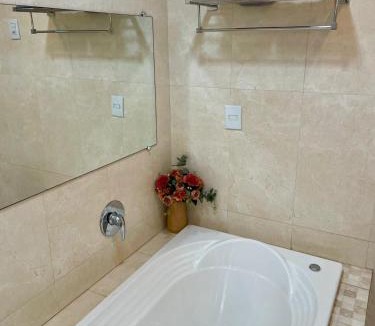 Regiao do lago House | Villa Serena Garden - Suíte com Hidromassagem - Ideal Casal