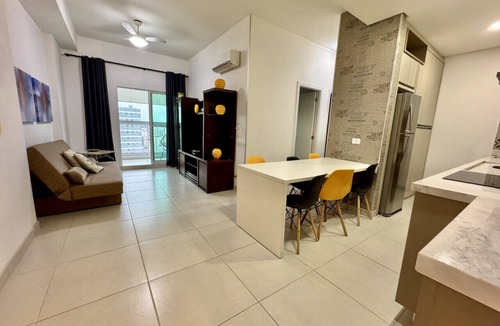 Matriz Apartment | Vista panorâmica do 28º andar no Batel — sacada gourmet, piscina e Shopping Curitiba na porta
