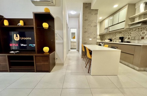 Matriz Apartment | Vista panorâmica do 28º andar no Batel — sacada gourmet, piscina e Shopping Curitiba na porta