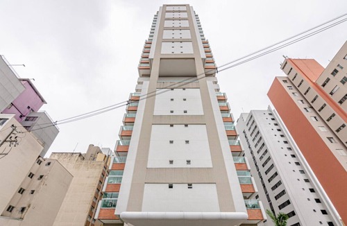 Matriz Apartment | Vista panorâmica do 28º andar no Batel — sacada gourmet, piscina e Shopping Curitiba na porta