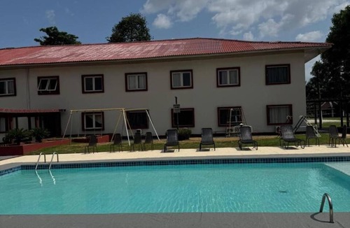 Maracangalha Hotel | Welcoming Room Perfect for Quick Weekend Escape Near Parque da Cidade - 1.3 mile