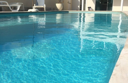 Gaivota House | Wonderful Itanhaém with a huge swimming pool, billiards, Wi-Fi, Sky TV, lawn, and alarm system.