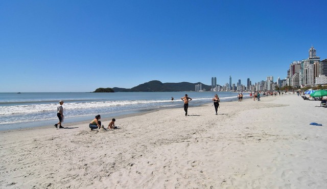 Ótima localização na Barra Sul, 250m do Mar XX1976