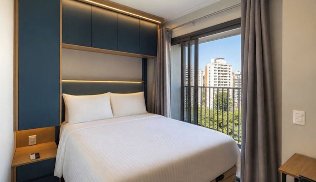 1003A - Studio apartment with rooftop pool, 5 minutes from CGH airport. in São Paulo