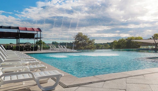 3 Triple Double Stay Units | Free Breakfast, Swim-Up Bar & 6 mi to Orchid Area