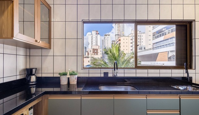 3BR apt w/Balcony, 150m to sea Meia Praia Eis305