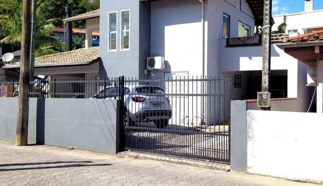 4-bedroom house 200 meters from Canto Grande beach, pets allowed. in Bombinhas