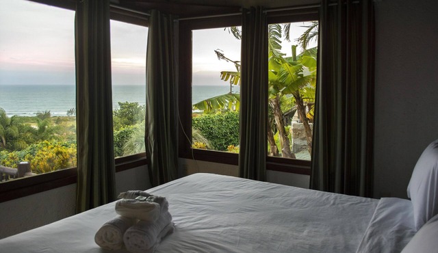 5 fully equipped houses with guesthouse services and varying capacities.