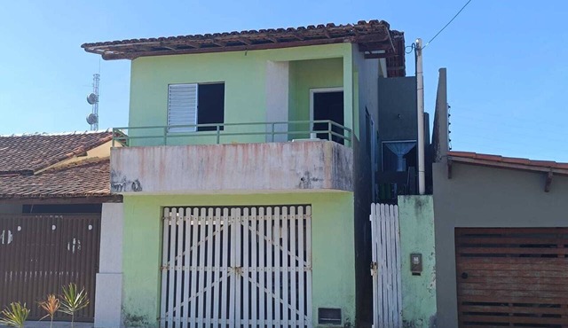 A Casa Aconchegante Fica a 30 Metros da Praia, bem Localizada 10 min da Praça in Alcobaça