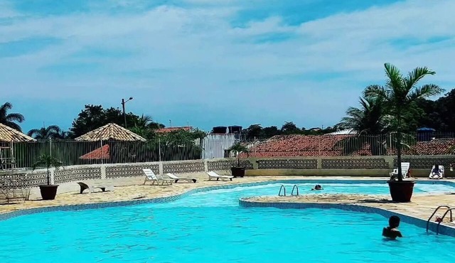 A retreat with a garden and swimming pool next to the lagoon.