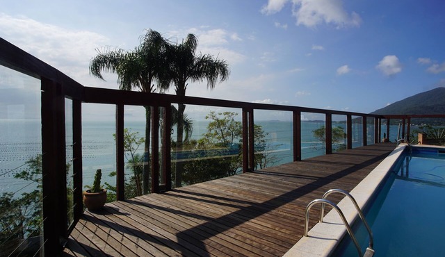 A retreat with panoramic views of the south of Florianópolis Island.