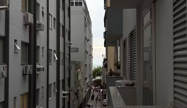 A short walk from the beach, between Av. Atlantic and Brazil
