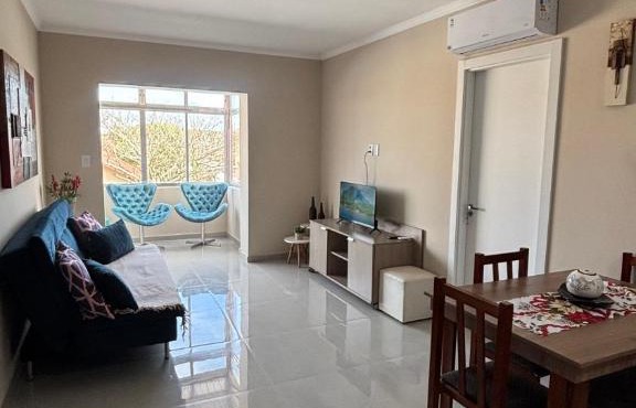 Aconchegante apartamento 2 dormitórios, sendo uma suíte com ar condicionado, Prédio com piscina