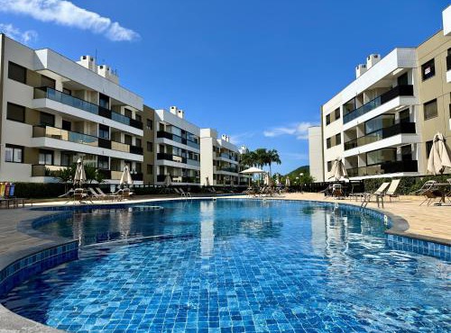 AP em Condomínio Clube - Uma quadra do mar