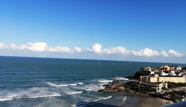 Apartamento, ampla sacada com vista para o mar!