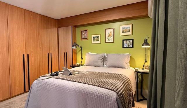Apartamento central, familiar, novo e com estilo. (Garagem disponivel). in Goiânia