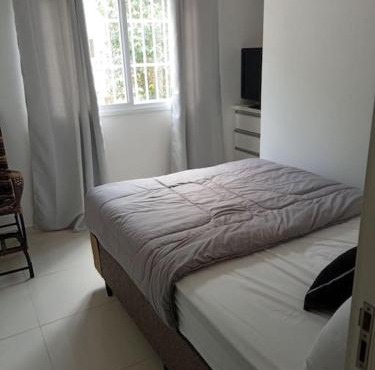 Apartamento centralizado à poucas quadras do mar.