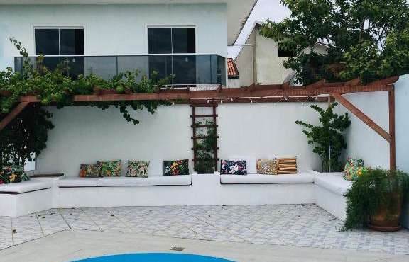 Apartamento com Piscina Perto da Praia