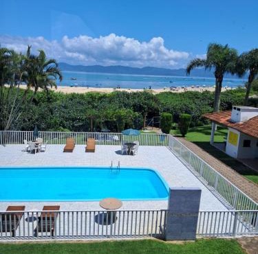 Apartamento pé na areia de 1 dormitório com vista para Praia ou vista lateral Pontas das Canas in Florianópolis