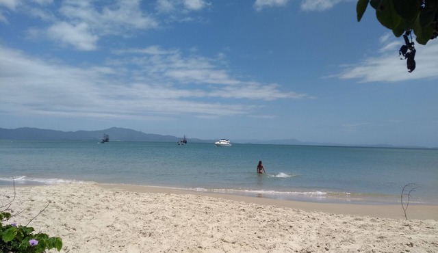Apartment on Florianópolis beach with sea and mountain views, just steps from the sand.