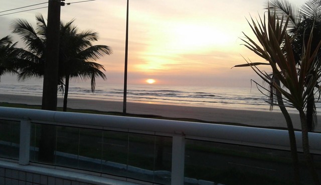 Apartment facing the sea with barbecue on the balcony and Wi-Fi.
