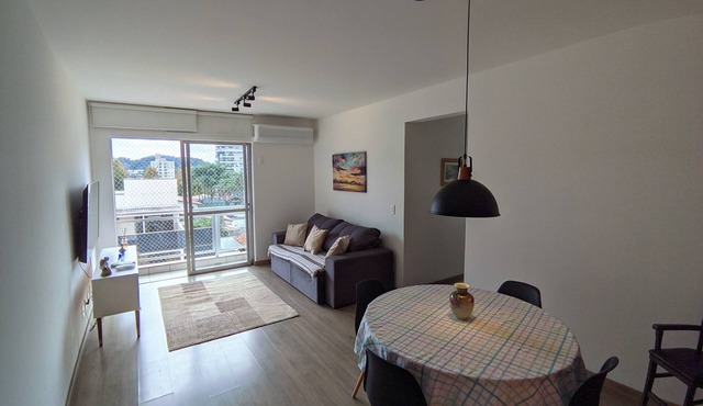 Apartment with 2 bedrooms, sleeps 6, WiFi 6 800mb, garage, air conditioning, private office.