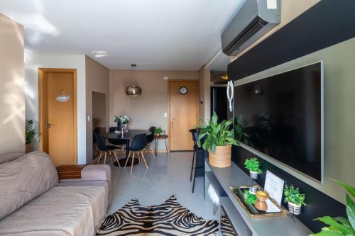 Apto a 10 min da Vila Germânica, dois quartos, salas de estar e jantar, cozinha completa, sacada com churrasqueira, Wi-Fi, Piscina, academia, mercadinho 24 horas e Vaga de garagem