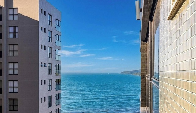 Aptos em prédio a 90 m da praia de Perequê - RIHs