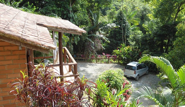 Bangalôs Canto das Águas, waterfall with natural pool