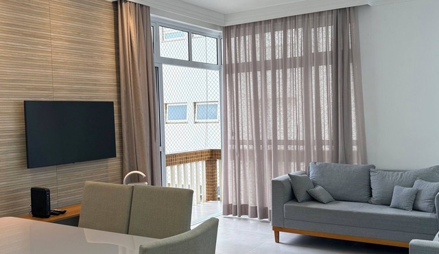 Beachfront Apartment in Guarujá with Beach Service - Pitangueiras Beach